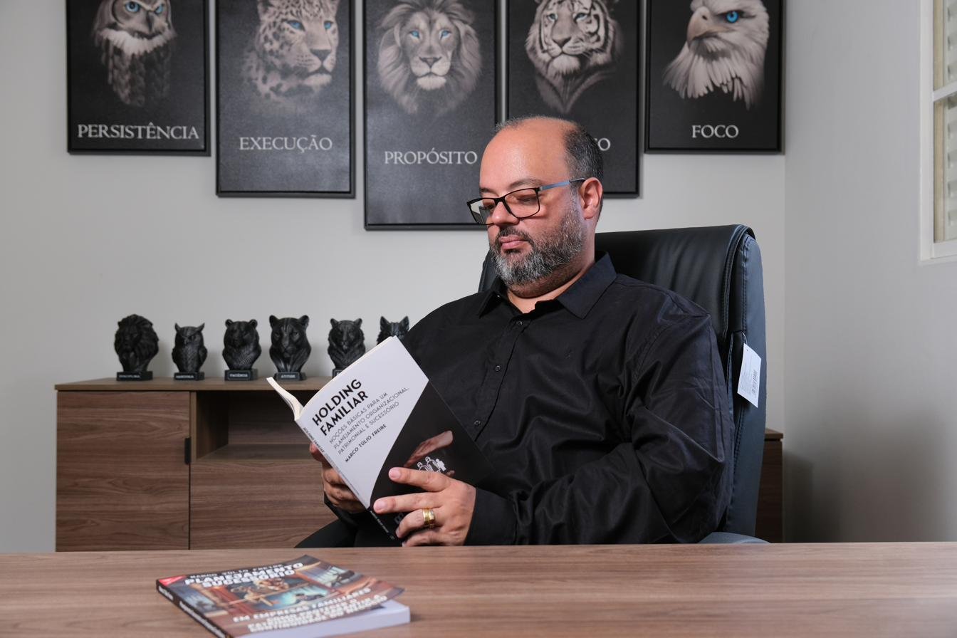 Livro Holding Familiar